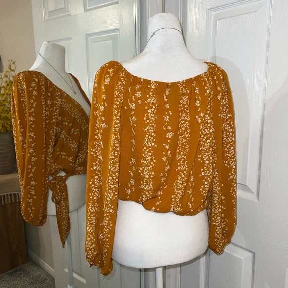 BCBG Ditsy Floral Crop Top Size L - Picture 7 of 8